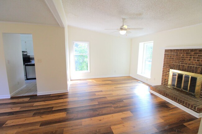 Building Photo - Charming 2 Bedroom, Large lot fenced in yard