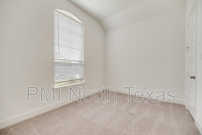 Building Photo - 405 Yellowstone Dr