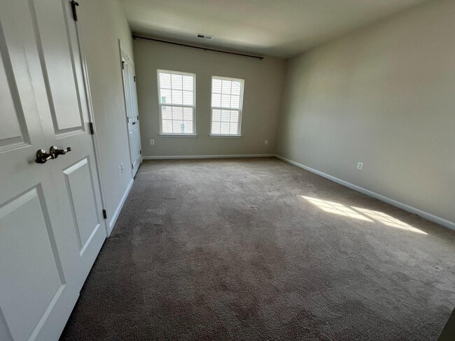 Building Photo - 526 River Crest Way