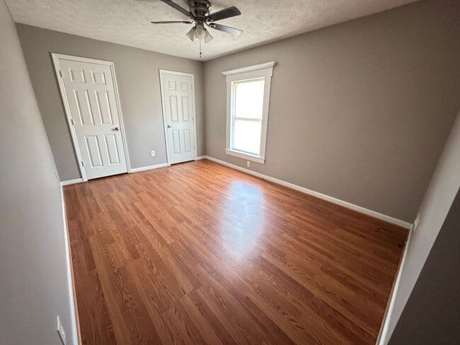 Building Photo - 3 Bedroom, 2 Bathroom- House in Silver Creek!
