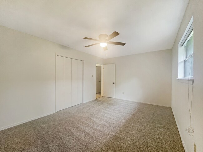 Building Photo - 2604 NE Garden Ln