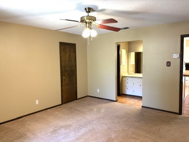 Building Photo - 531 Fairway Ct