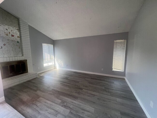 Building Photo - 4416 Parkwood Ct 93309