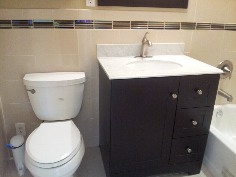 Building Photo - 225 College Dr