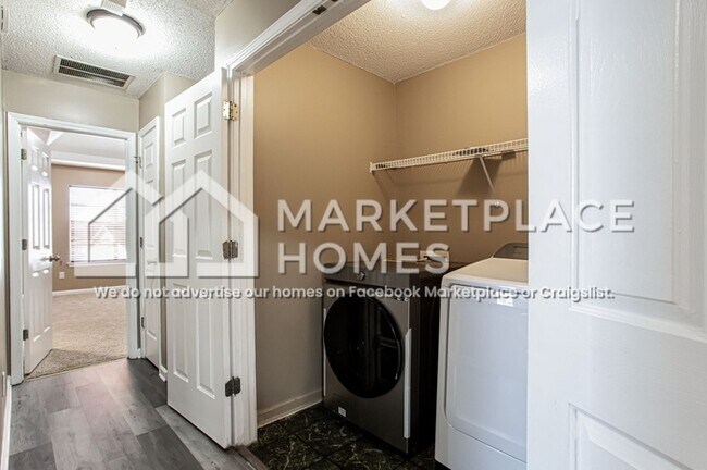 Building Photo - 832 Asbury Way