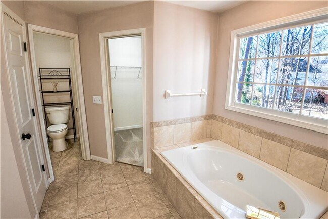 Building Photo - 1865 Oak Tree Hollow