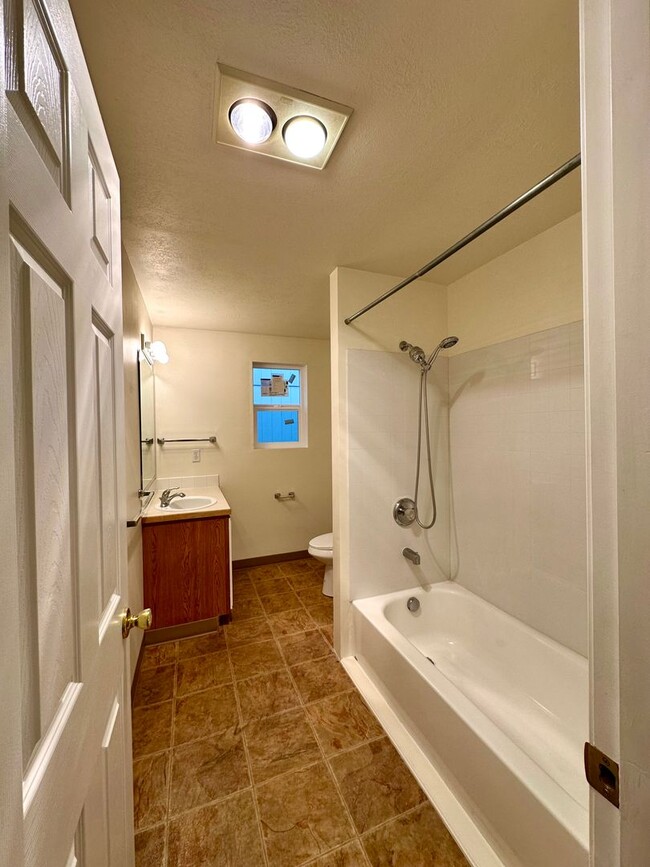 Building Photo - *** $800 OFF 1st Month *** Charming Duplex in Redmond, OR! 611 NE Larch!