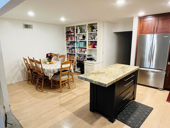 Building Photo - Updated 3 Bed / 2 Bath in Sabre Springs!!