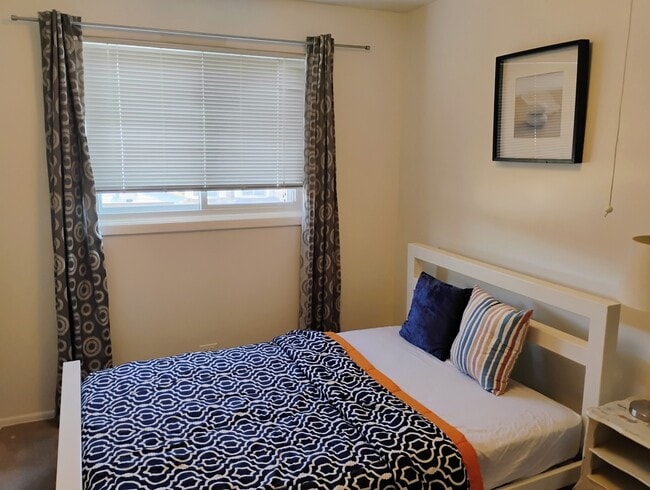 Building Photo - 553 W Park Ave