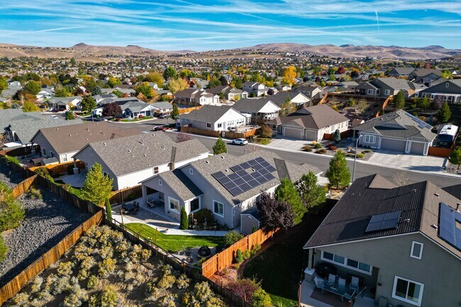 Building Photo - FULLY FURNISHED home available now.