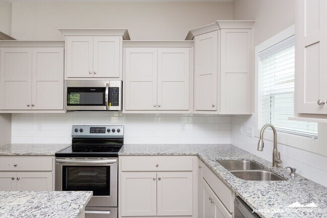 Building Photo - Now Pre-Leasing — Brand-New Luxury Townhomes Near the University of Arkansas! Avail. 8/7/26