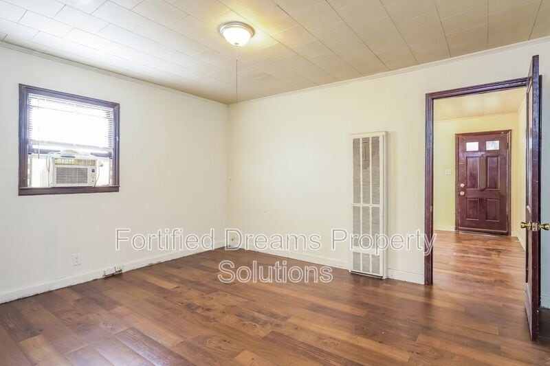 Building Photo - 225 N Jackson Ave