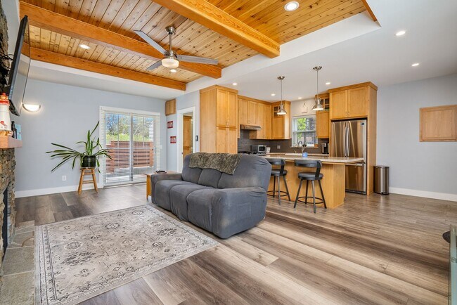 Building Photo - 1481 Hollister Ln