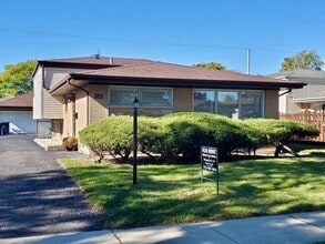 Building Photo - 2140 Eastview Dr