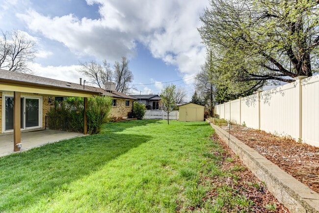 Building Photo - Great 4 Bedroom 3 Bath Home with 2 Car Garage and Covered Patio!