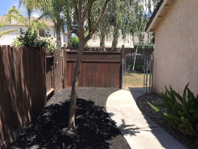 Building Photo - 769 Prairie Dunes Dr