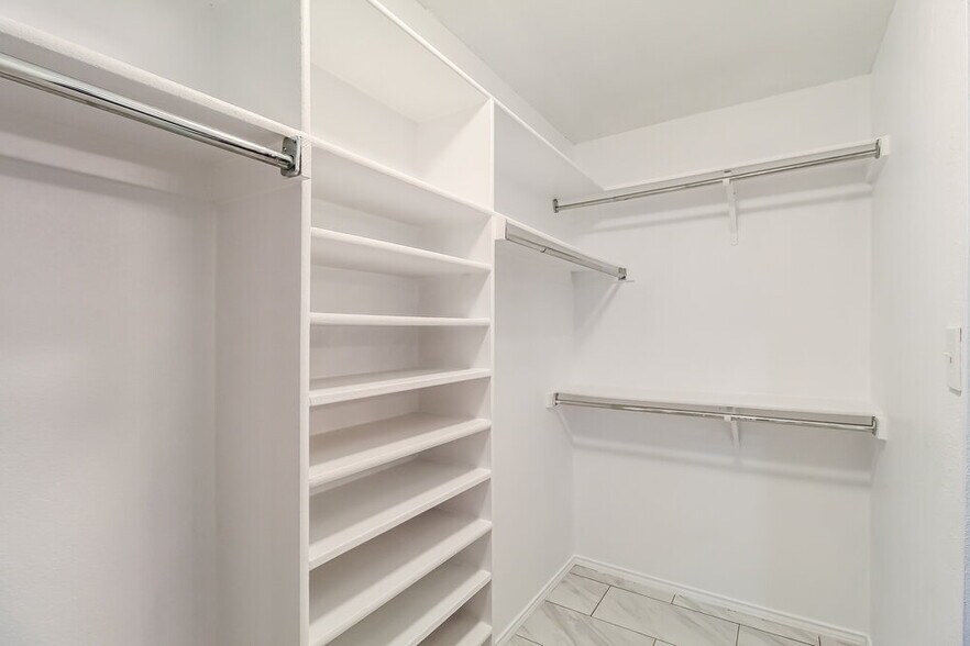 Building Photo - 1615 Barclay Dr