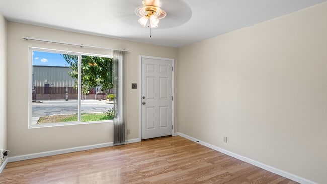 Building Photo - 2 bedroom 1 bathroom duplex Vacaville