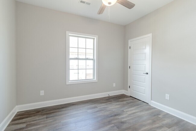 Building Photo - 1558 Hereford Blvd