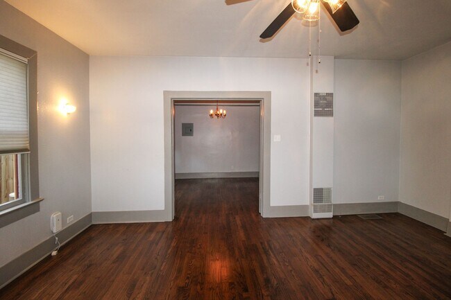 Building Photo - 436 W Rosewood Ave