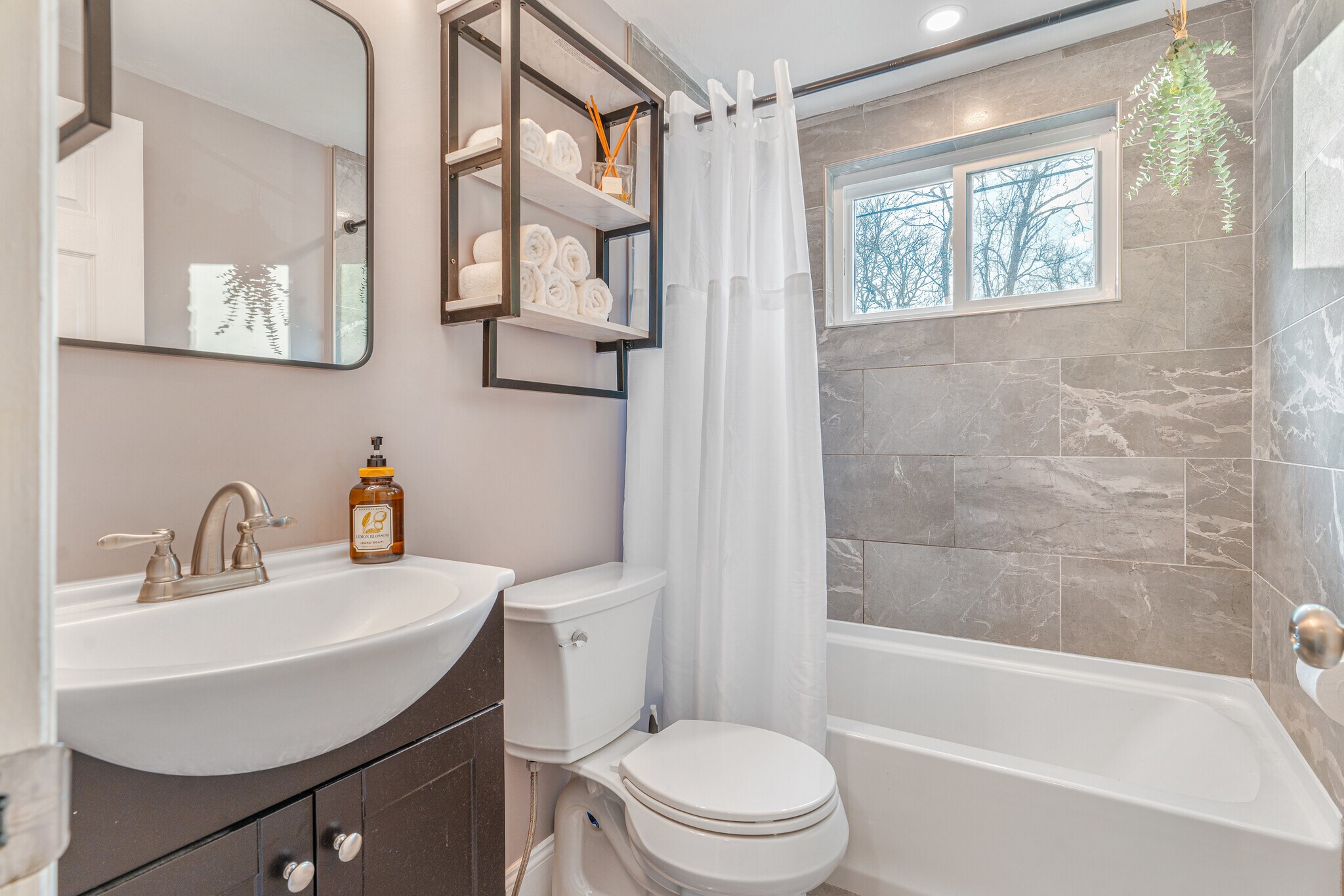 Building Photo - 10 Woodcrest Ct