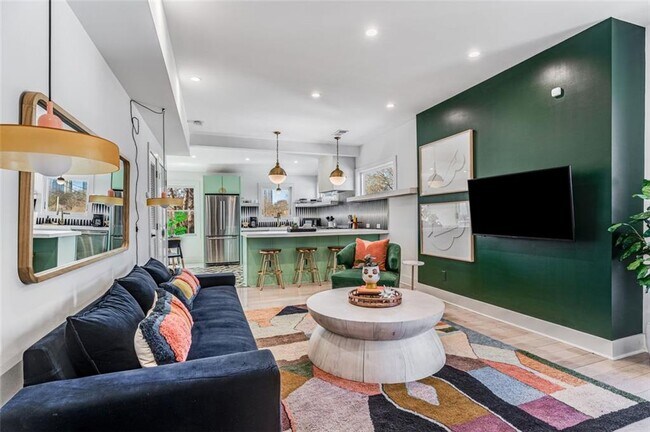 Building Photo - 724 Charles Allen Dr NE