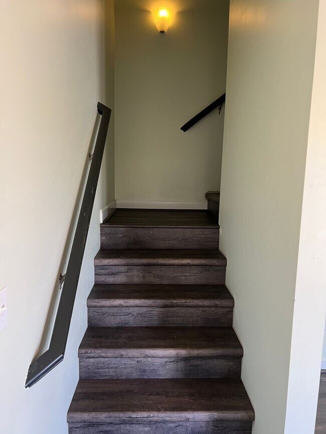 Building Photo - 4 bedroom, 2 bathroom, car garage townhouse