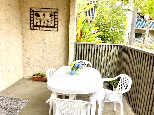 Building Photo - 8537 Villa La Jolla Dr