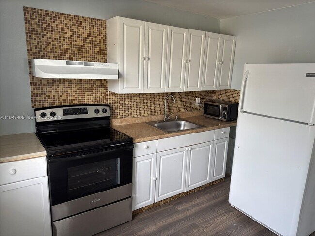 Building Photo - 921 N 17th Ct