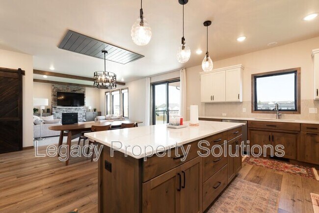 Building Photo - 527 Flint Dr