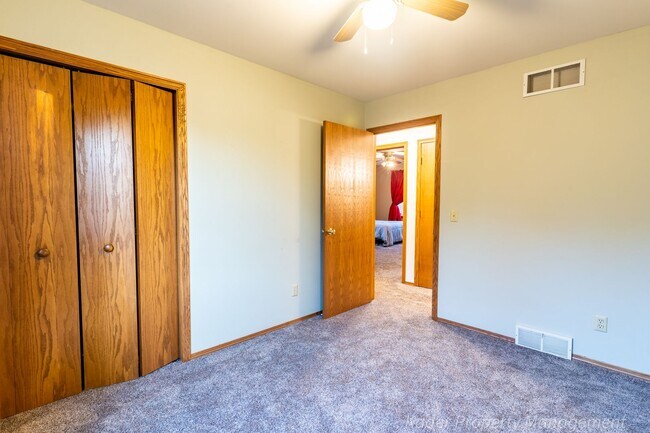 Building Photo - 731 Matts Dr