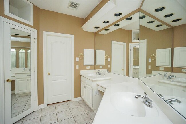 Building Photo - 5815 Coral Springs Ct