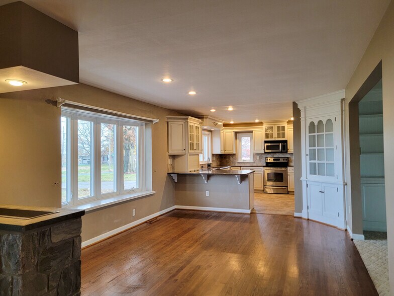 Building Photo - 502 W Newport Rd