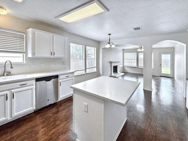 Building Photo - Beautiful 3-Bedroom Home: Comfort, Conveni...