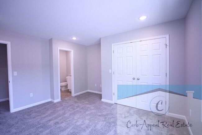 Building Photo - First month move in special $800!! Beautiful 2 bed 2 bath duplex, includes washer and dryer
