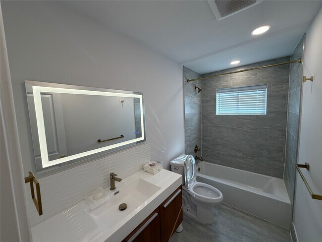 Building Photo - 2218 Round Lake Dr