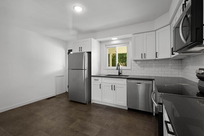 Building Photo - MOVE IN TODAY! DON'T MISS THIS NEWLY RENOV...
