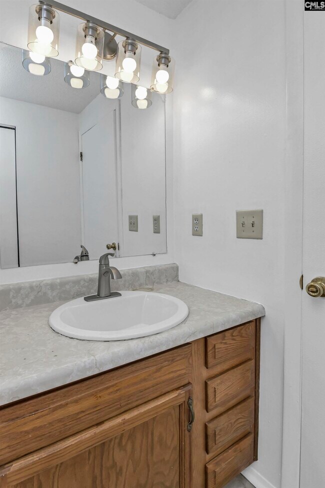 Building Photo - 220 N Donar Dr