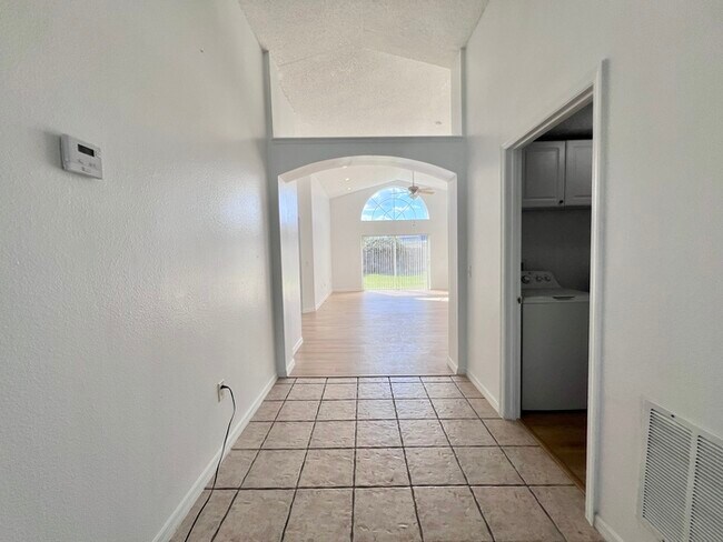 Building Photo - Beautifully Updated 3 bedroom 2 bath home ...