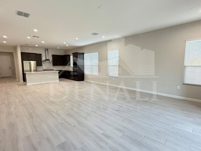 Building Photo - 6010 E Quail Ave