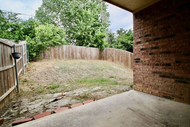 Building Photo - Stunning 3/2 Duplex in West Fort Worth — Granite Kitchen, Garage & Fenced Yard!