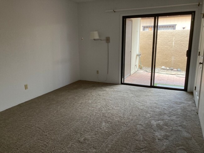 Building Photo - Northwest Townhouse