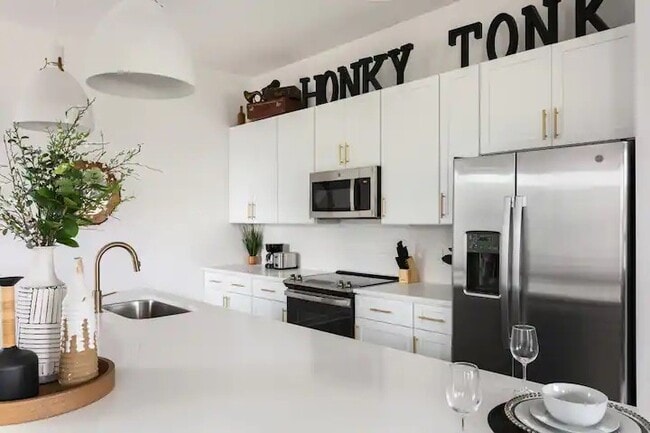 Building Photo - 738 Douglas Ave