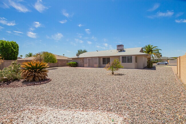 Building Photo - 17615 N Whispering Oaks Dr