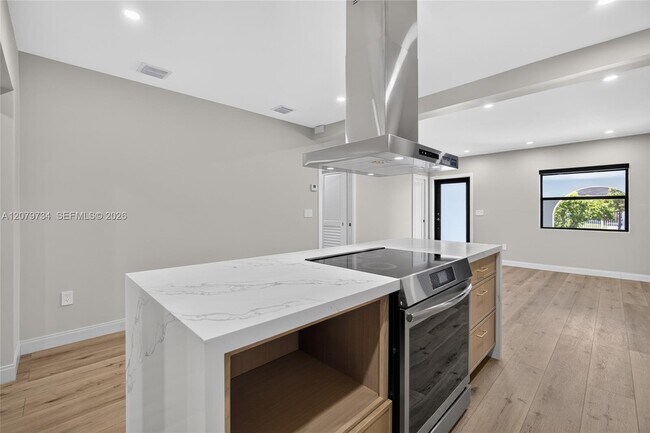 Building Photo - 1011 NW 30th Ct