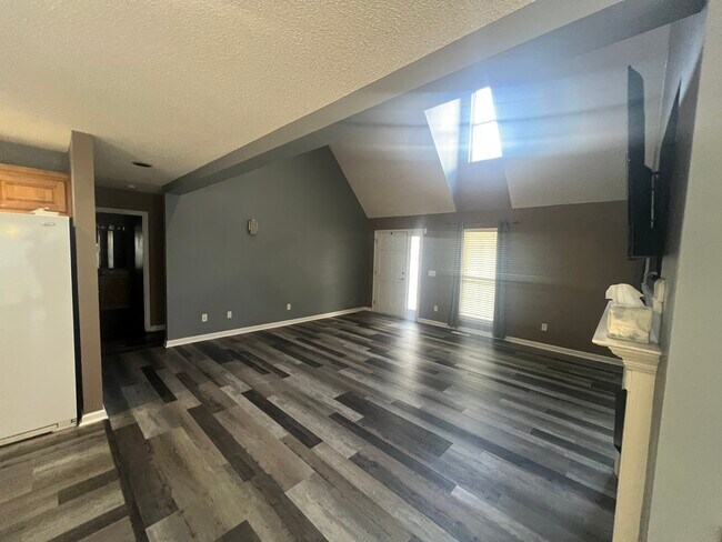 Building Photo - 5028 Dellwood Dr