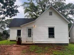 Building Photo - 17 Henry St