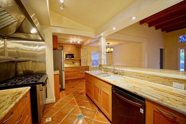 Building Photo - Available Now! 3 Bedroom San Rafael House