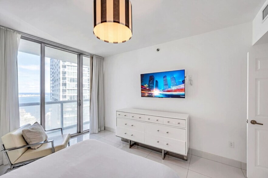 Building Photo - 485 Brickell Ave