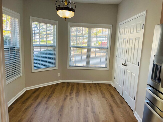 Building Photo - Wow! Check out this charming 3 bedroom 2.5...